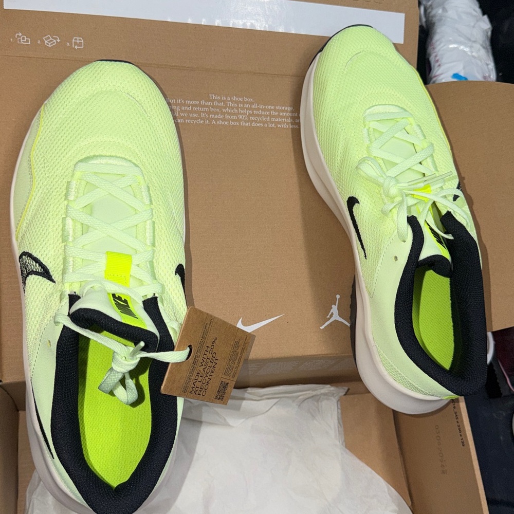 Men's Nike Legend Essential 3 NN Sneakers - Picture 13 of 15